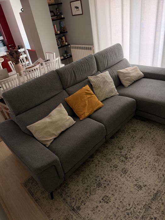 Sofá moderno com chaise longue e encostos reclináveis – NOVO