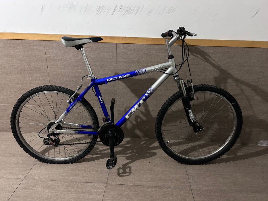 Bicicleta azul em bom estado