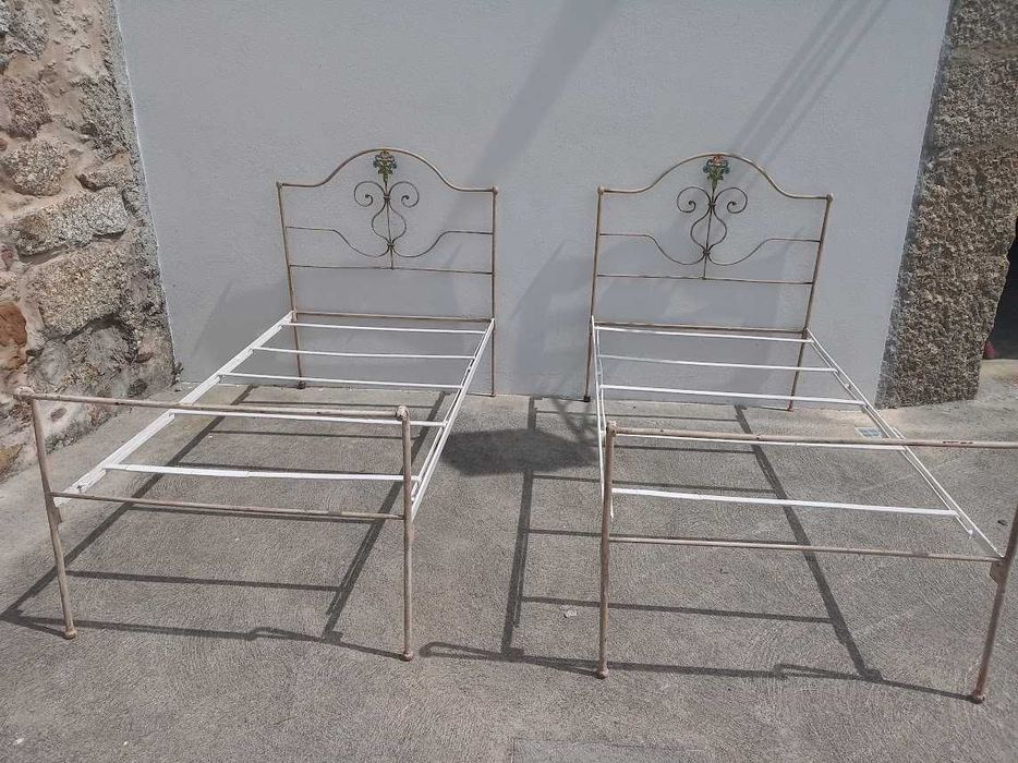 Vendo  cama de ferro muito antiga.