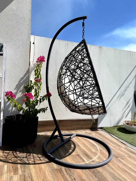 Cadeira suspensa em rattan preto com suporte e almofadas