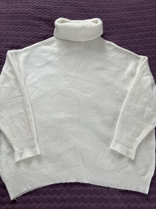 Теплий жіночий светр