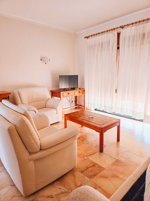Arrenda-se T2 com piscina de 01 Outubro a 31 de Maaio 2027.