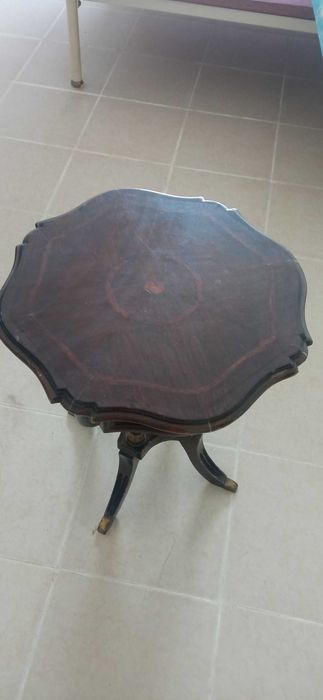 Mesa de apoio 4 pés em mogno trabalhado