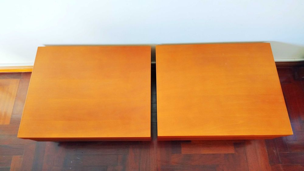 2 Mesas de cabeceira. Madeira maciça