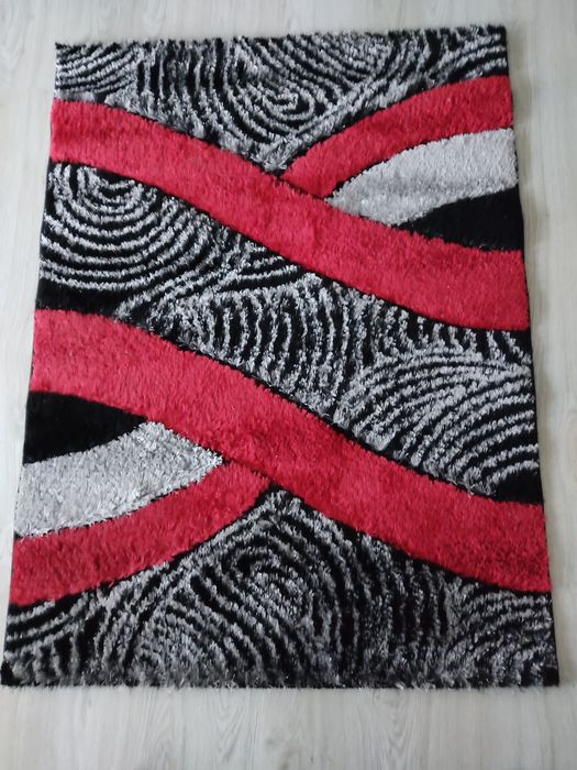 Carpete vermelho preto e cinza