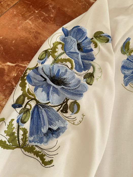 Вишиванка з блакитними квітами