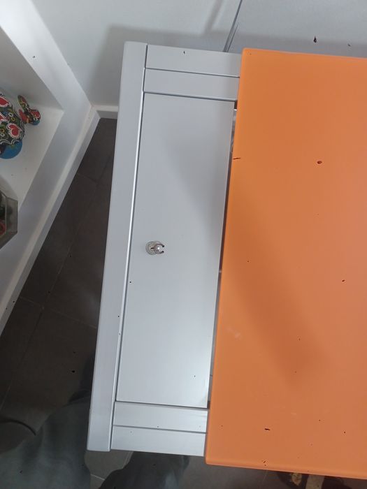 Mesa de cozinha com cofre Cancio