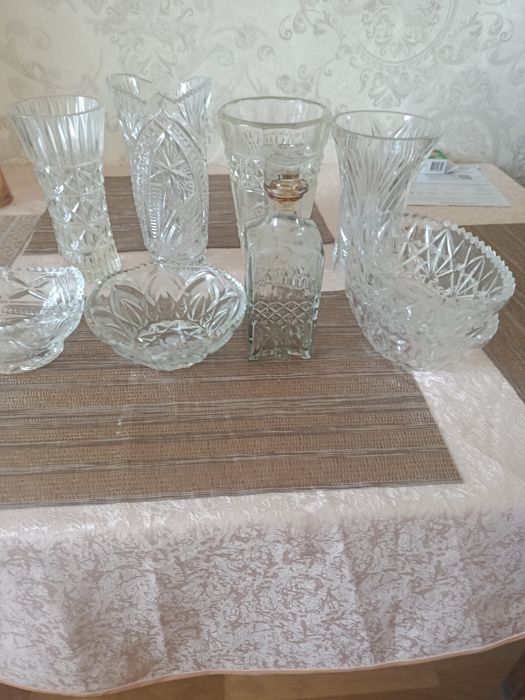 Фарфорові чашки,хрусталь.