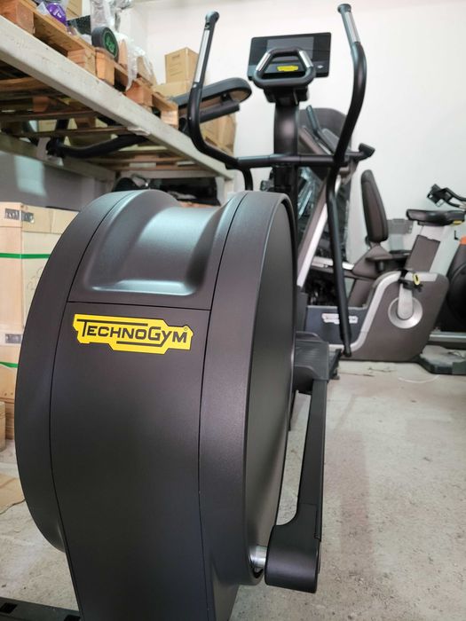 Орбітрек Technogym Synchro Live професійний еліптичний тренажер