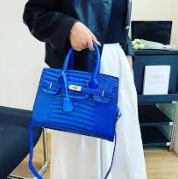 Продам очень красивую и яркую сумку