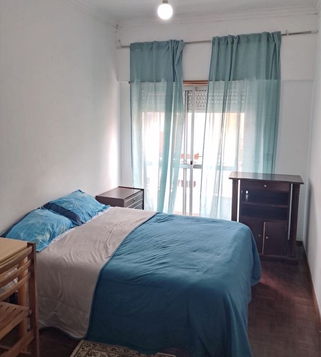 Arrenda se um quarto para casal ou solteiro