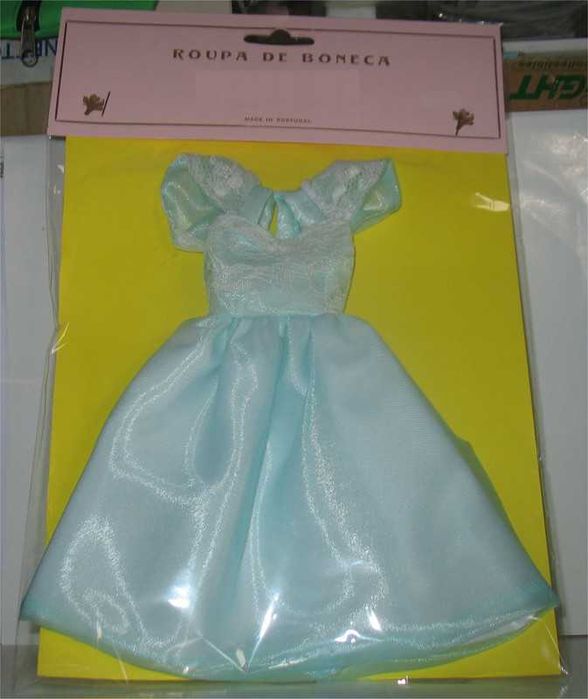 Vestido artesanal para bonecas Barbie