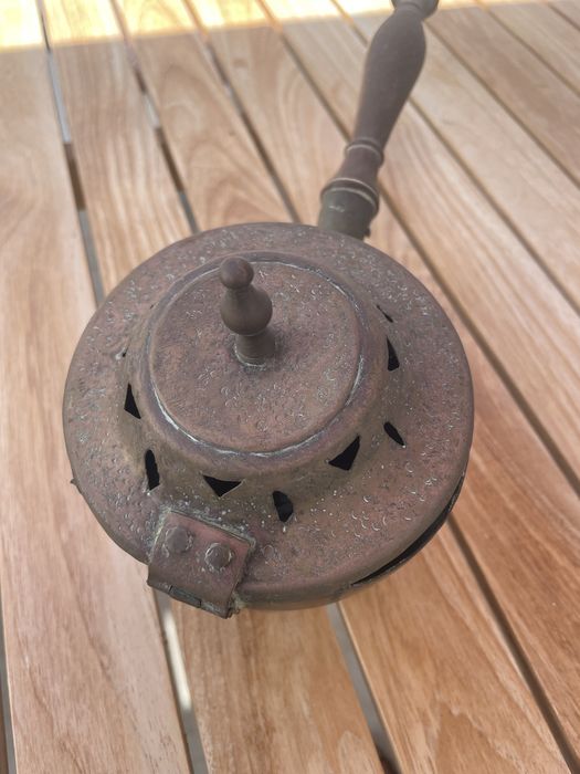 Incenseiro em latão com cabo em madeira