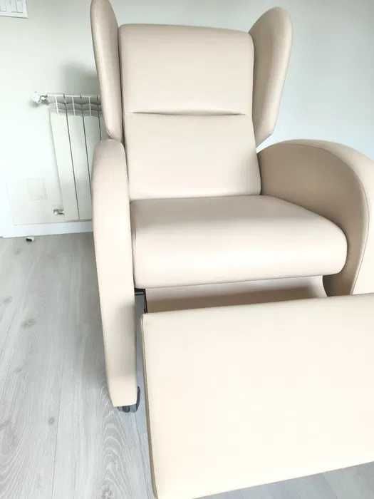 Cadeirão manual com rodas em napa creme