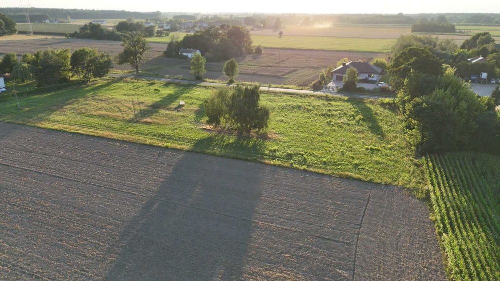 Działka 7214 m², zabudowa mieszkaniowa i usługowa, asfalt.