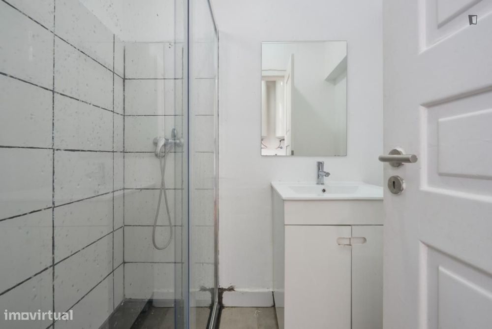 Quarto - localizado em Marquês de Pombal Lisbon