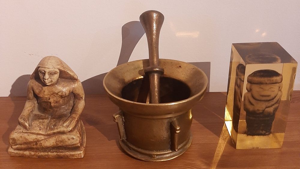 almofariz Pilão bronze escultura antropomorfica resina escriba sentado