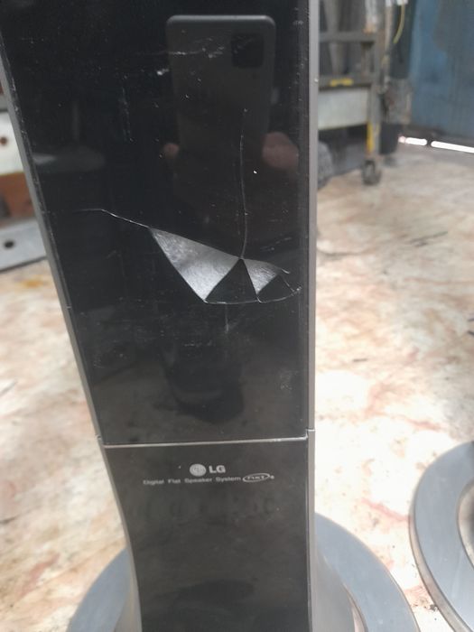 Som LG  usado com alguns danos mas que nao fazem diferenca
