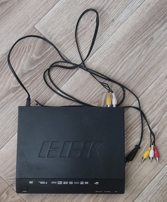 DVD-плеєр BBK (MPEG-4, USB, Dolby Digital) + кабелі в комплекті