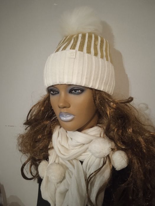 Śliczny komplet damski zdobiony czapka i szalik