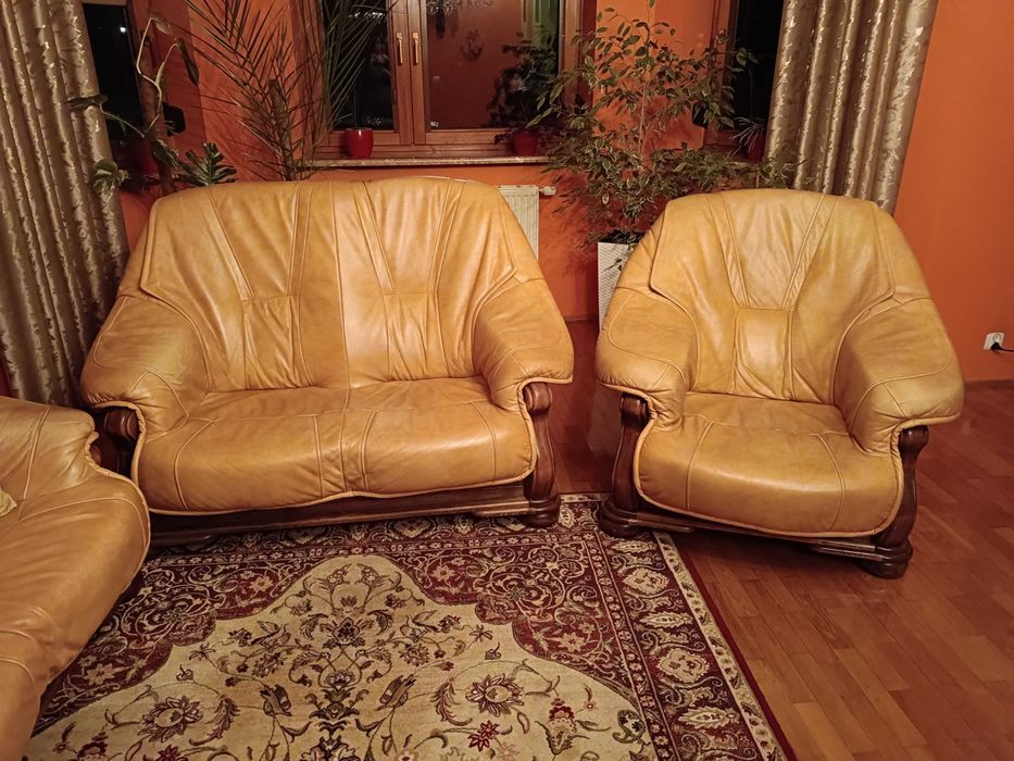 Solidny komplet wypoczynkowy 3+2+1 – Skóra, drewno, wygodny