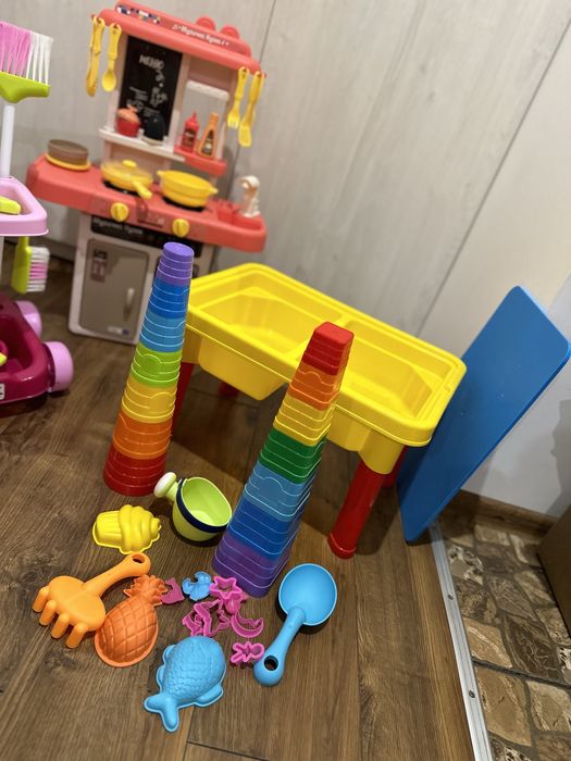 Пісочниця, каталка-качалка, дитяча кухня, набір для прибирання