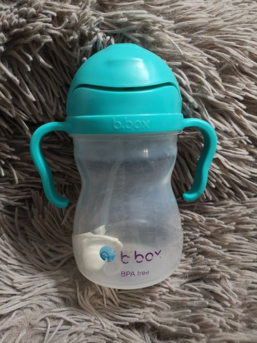 B.bok kubek z rurką i obciążnikiem