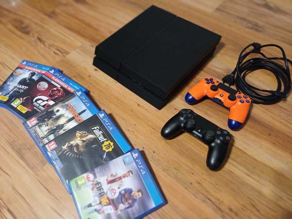 Konsola PlayStation PS4 FAT + 2 pad + gry