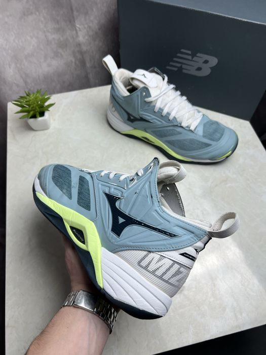 Кроссовки валейбольні WAVE MOMENTUM 2 MID Розмір 45 Original Взуття