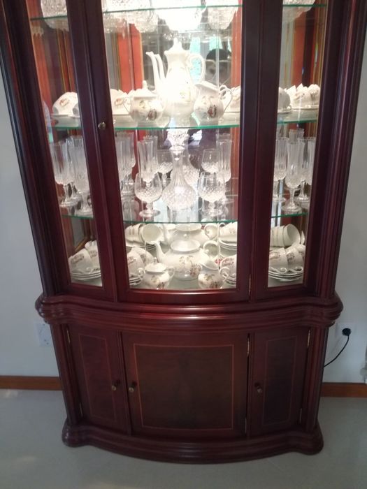 Cristaleira/louceiro + móvel de apoio/bar