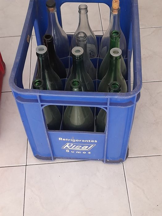 Quatro caixas antigas  de vinho, com as 12 garrafas.