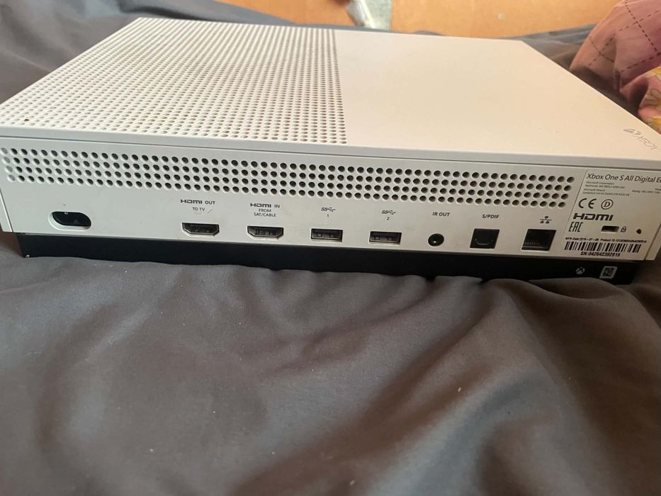 Xboxa one s + dwa pady i kierownice z pedałami