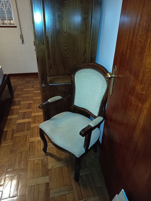 Mobília de quarto em madeira maciça
