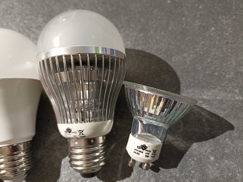 Żarówka LED - E27 - żarówki 7 +2szt - do piwnicy, na strych, na budowę