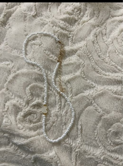 Ніжний чокер з сердечком білий