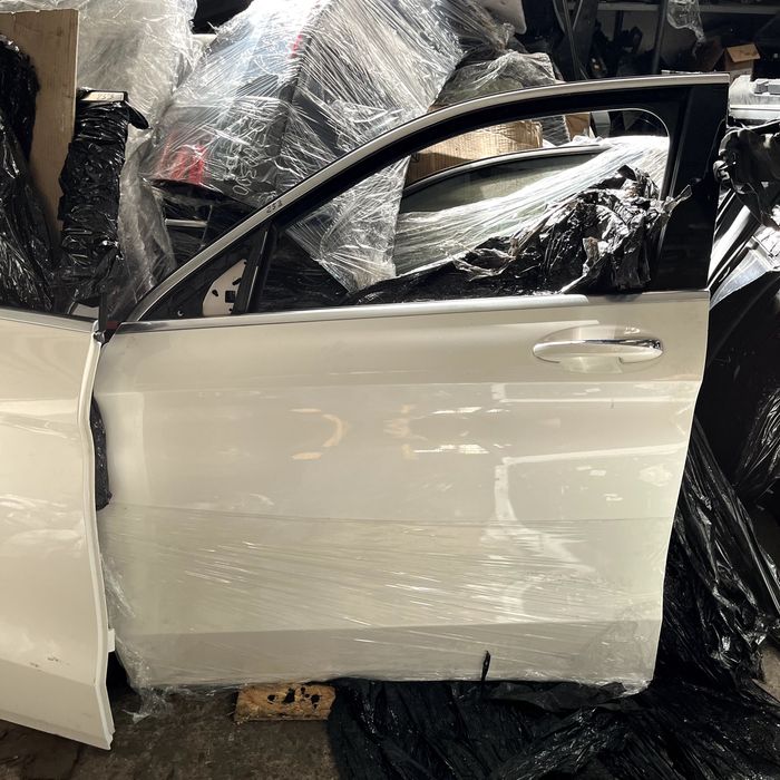 Передні та задні ліві та праві двері на Mercedes W253