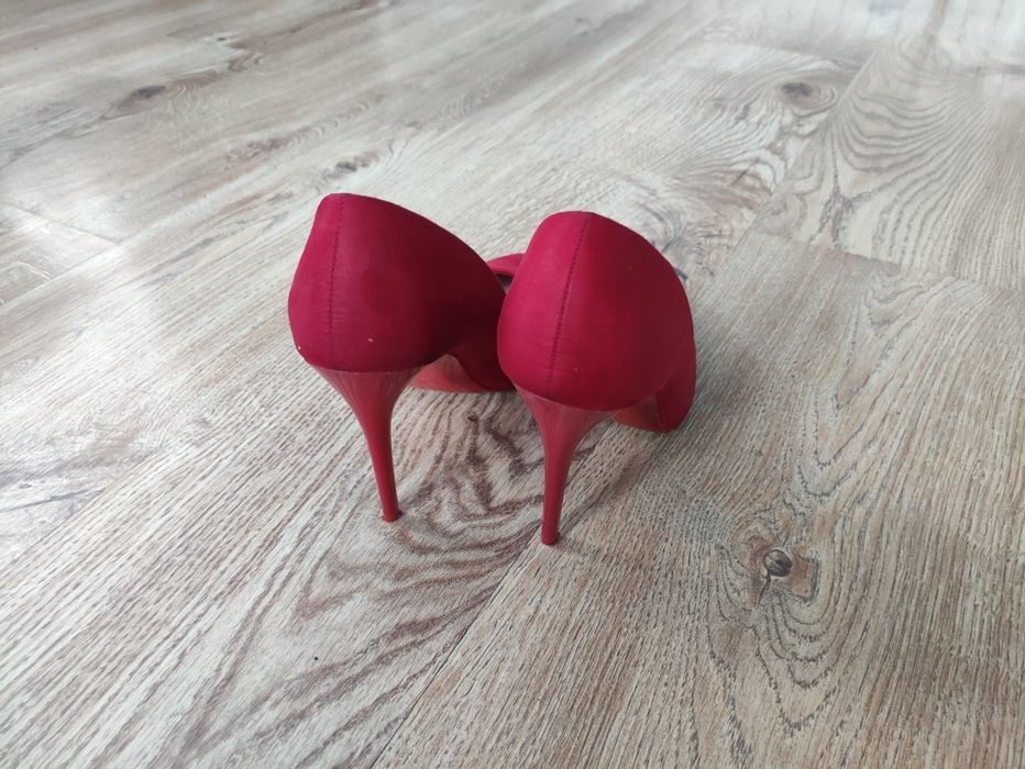 Czerwone szpilki z ostrym czubkiem