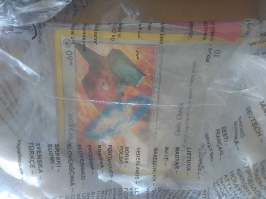 Bonecos Pokémon com cartas pokemon
