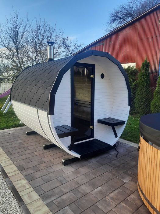 Sauna ogrodowa beczka z przedsionkiem i oknem panoramicznym