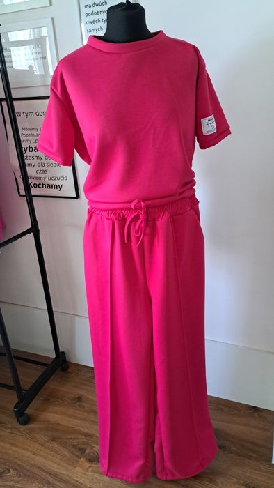 Nowy fuksjowy dres M-L