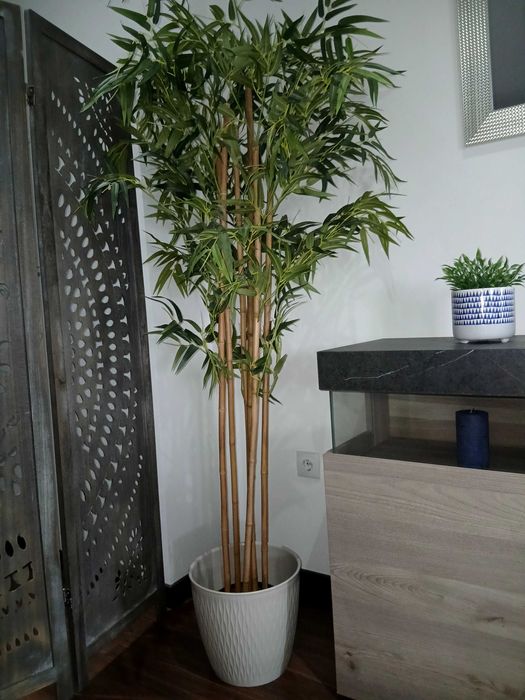 Planta artificial com vaso decorativo