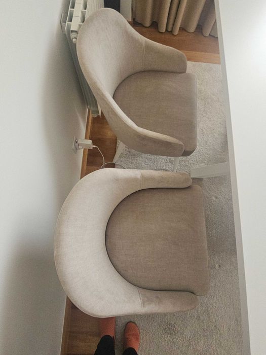 Mesa rectangular elegante, robusta e durável com quatro cadeiras.