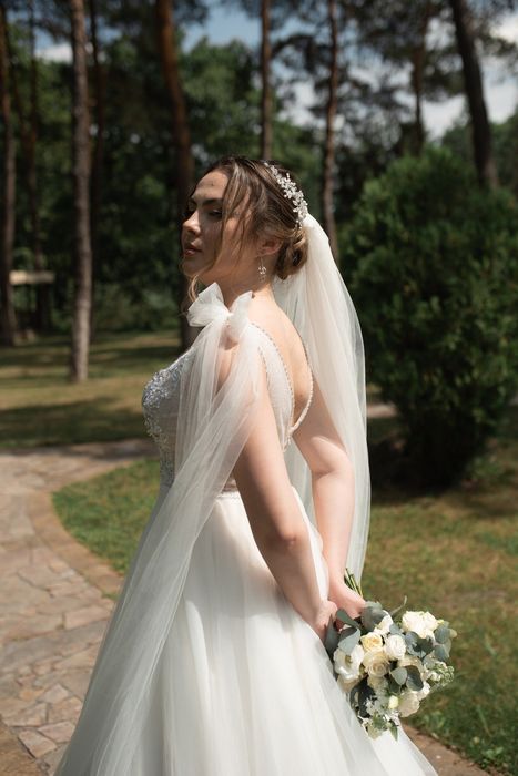 Весільна сукня з невеликим шлейфом