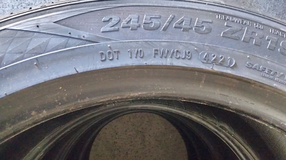 Продам Автошини 245-45 ZR 19