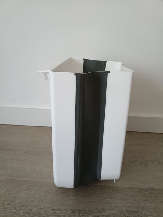 Balde do lixo extensível branco e cinza