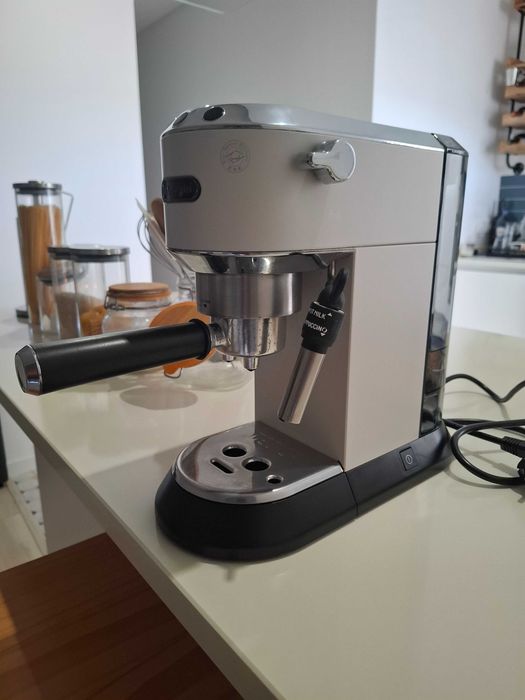 Máquina de café Delonghi Dedica