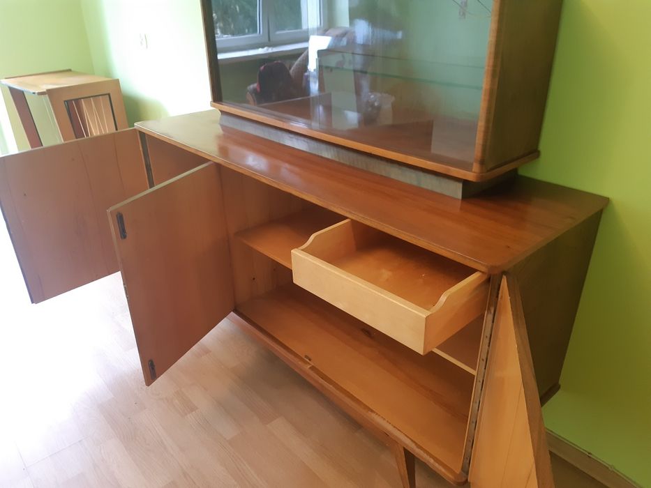 Kredens na wysoki połysk