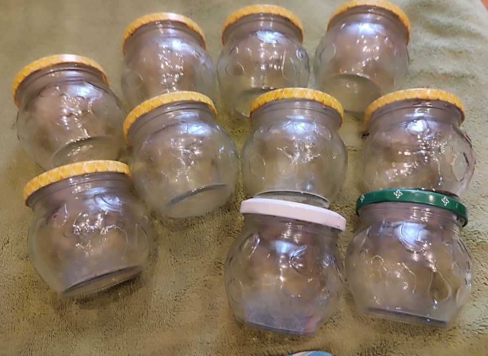 140 разных стеклянных баночек-читайте