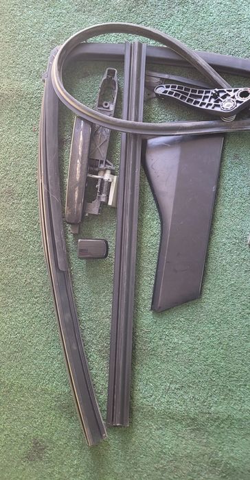 Plásticos e borrachas porta de trás lado direito Nissan Qashqai J10