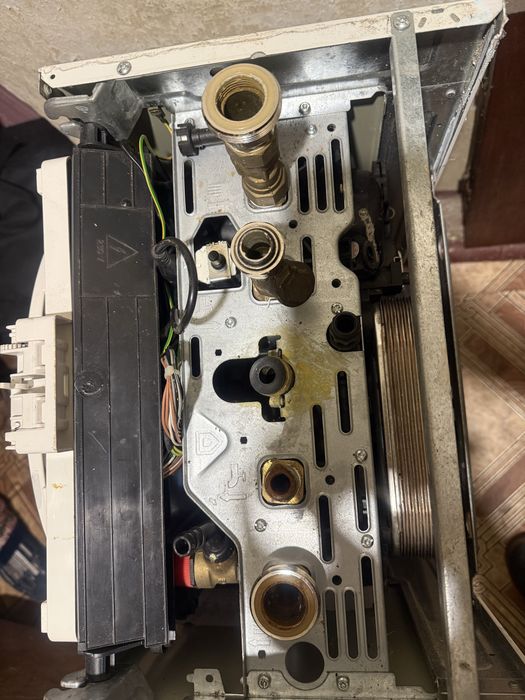 Двухконтурний газовий котел Ariston Genus 28 FF